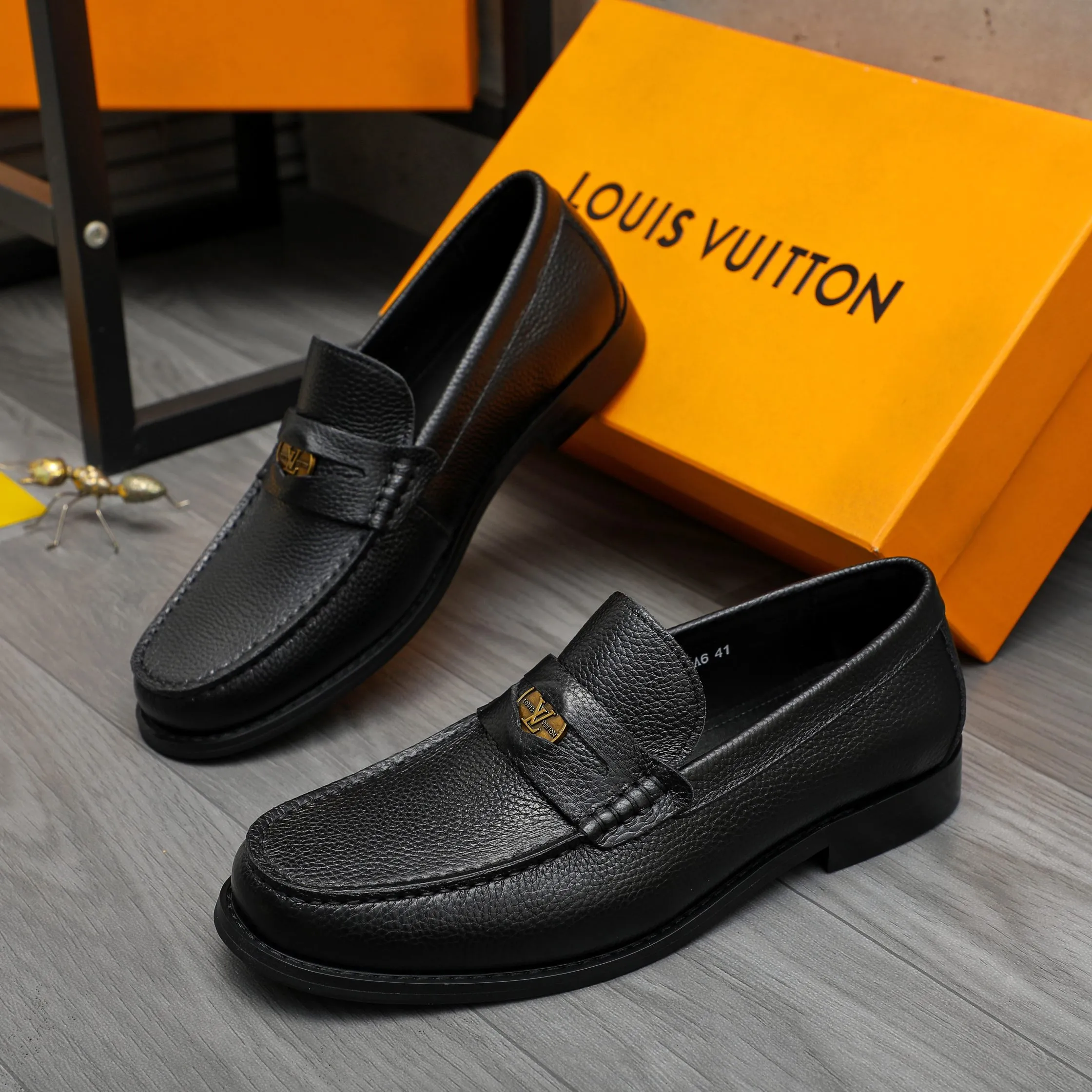 Men's shoes 💰p460 Product trademark: LV (Louis Vuitton) business slip-on leather shoes. Regular size: 38-45 (45 is custom-made and non-returnable) Product materials: Selected pebbled cowhide upper, cowhide lining, original rubber outsole